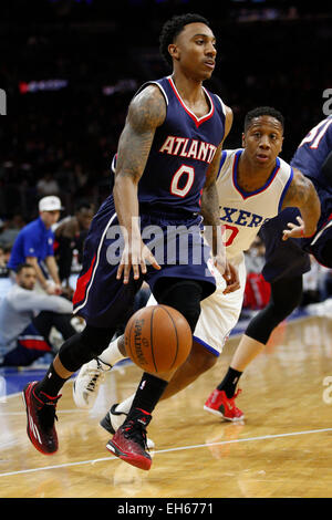 Philadelphia, Pennsylvania, USA. Il 7 marzo 2015. Atlanta Hawks guard Jeff Teague (0) in azione Philadelphia 76ers guard Isaia Canaan (0) durante il gioco NBA tra Atlanta Hawks e la Philadelphia 76ers presso la Wells Fargo Center di Philadelphia, Pennsylvania. La Filadelfia 76ers ha vinto 92-84. Credito: Cal Sport Media/Alamy Live News Foto Stock