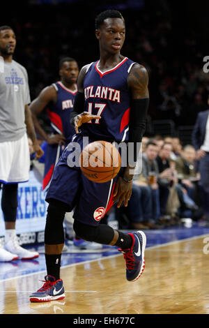 Philadelphia, Pennsylvania, USA. Il 7 marzo 2015. Atlanta Hawks guard Dennis Schroder (17) in azione durante il gioco NBA tra Atlanta Hawks e la Philadelphia 76ers presso la Wells Fargo Center di Philadelphia, Pennsylvania. La Filadelfia 76ers ha vinto 92-84. Credito: Cal Sport Media/Alamy Live News Foto Stock