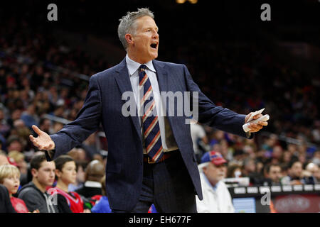 Philadelphia, Pennsylvania, USA. Il 7 marzo 2015. Philadelphia 76ers head coach Brett Brown reagisce durante il gioco NBA tra Atlanta Hawks e la Philadelphia 76ers presso la Wells Fargo Center di Philadelphia, Pennsylvania. La Filadelfia 76ers ha vinto 92-84. Credito: Cal Sport Media/Alamy Live News Foto Stock