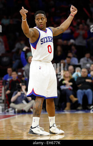 Philadelphia, Pennsylvania, USA. Il 7 marzo 2015. Philadelphia 76ers guard Isaia Canaan (0) reagisce durante il gioco NBA tra Atlanta Hawks e la Philadelphia 76ers presso la Wells Fargo Center di Philadelphia, Pennsylvania. La Filadelfia 76ers ha vinto 92-84. Credito: Cal Sport Media/Alamy Live News Foto Stock