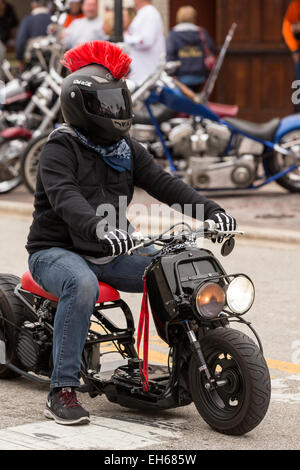 I ciclisti in giù la strada principale durante la 74Daytona annuale Settimana in Bici Marzo 7, 2015 in Daytona Beach, Florida. Foto Stock