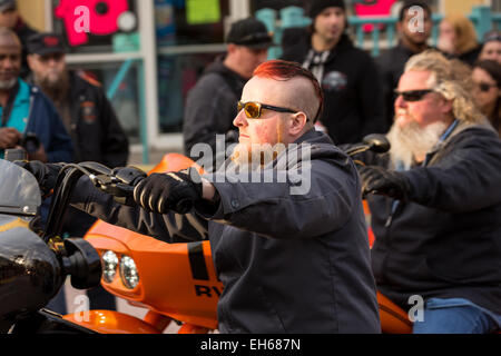 Un biker con un taglio di capelli mohawk crociere verso il basso sulla via principale durante la 74Daytona annuale Settimana in Bici Marzo 7, 2015 in Daytona Beach, Florida. Foto Stock