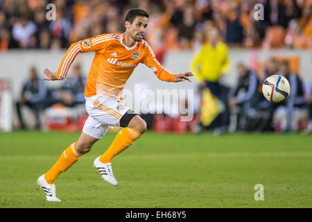 Houston, Texas, Stati Uniti d'America. 7 Mar, 2015. Houston Dynamo defender Raul Rodriguez (5) controlla la sfera durante un gioco di MLS tra la Houston Dynamo e il Columbus Crew di BBVA Compass Stadium di Houston, TX il 7 marzo 2015. La dinamo ha vinto 1-0. © Trask Smith/ZUMA filo/Alamy Live News Foto Stock