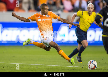 Houston, Texas, Stati Uniti d'America. 7 Mar, 2015. Houston Dynamo centrocampista Ricardo Clark (13) controlla la sfera durante un gioco di MLS tra la Houston Dynamo e il Columbus Crew di BBVA Compass Stadium di Houston, TX il 7 marzo 2015. La dinamo ha vinto 1-0. © Trask Smith/ZUMA filo/Alamy Live News Foto Stock