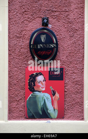 Dizzy bar e pubblicità per la Coca Cola in Graz, Stiria, Austria il 10 gennaio 2015. Foto Stock