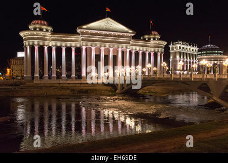 Museo archeologico di Macedonia durante la notte, Skopje Foto Stock