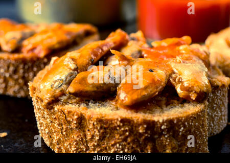 Tapas di conserve di pesce in salsa di pomodoro Foto Stock