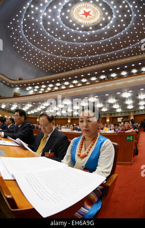 Pechino, Cina. 8 Mar, 2015. La seconda riunione plenaria della terza sessione della Cina il XII congresso nazionale del popolo (Anp) è tenuto presso la Grande Sala del Popolo di Pechino, capitale della Cina, 8 marzo 2015. © Gao Jie/Xinhua/Alamy Live News Foto Stock