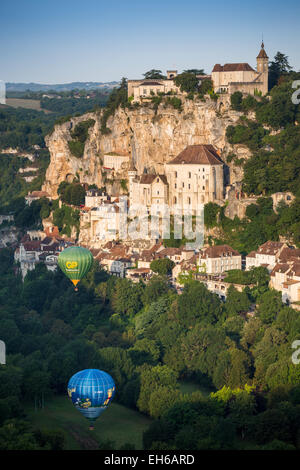 In mongolfiera ad aria calda sopra la valle a Rocamadour in Dordogne del Midi Pirenei, Francia, Europa Foto Stock