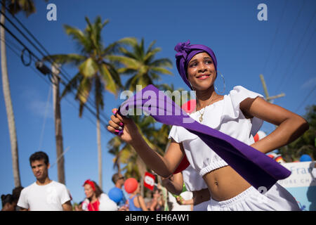 Samana, Repubblica Dominicana. 7 Mar, 2015. Un ballerino prende parte alla parata del 'Carnevale onde dell'Oceano 2015' in Las Terrenas della provincia di Samana, Repubblica Dominicana, 7 marzo 2015. © Fran Afonso/Xinhua/Alamy Live News Foto Stock