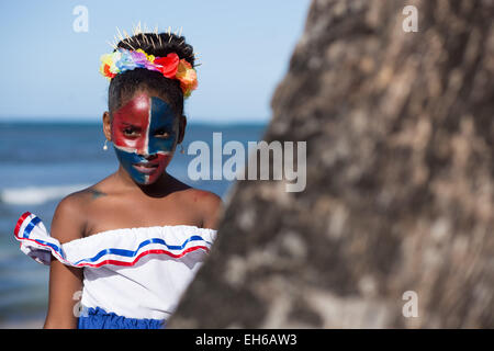 Samana, Repubblica Dominicana. 7 Mar, 2015. Una ragazza guarda la sfilata del "Carnevale onde dell'Oceano 2015' in Las Terrenas della provincia di Samana, Repubblica Dominicana, 7 marzo 2015. © Fran Afonso/Xinhua/Alamy Live News Foto Stock