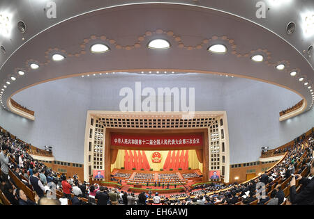 Pechino, Cina. 8 Mar, 2015. La seconda riunione plenaria della terza sessione della Cina il XII congresso nazionale del popolo (Anp) è tenuto presso la Grande Sala del Popolo di Pechino, capitale della Cina, 8 marzo 2015. © Li Ran/Xinhua/Alamy Live News Foto Stock