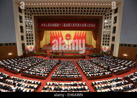 Pechino, Cina. 8 Mar, 2015. La seconda riunione plenaria della terza sessione della Cina il XII congresso nazionale del popolo (Anp) è tenuto presso la Grande Sala del Popolo di Pechino, capitale della Cina, 8 marzo 2015. © Pang Xinglei/Xinhua/Alamy Live News Foto Stock