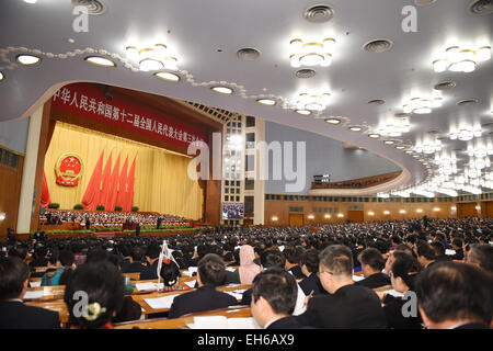 Pechino, Cina. 8 Mar, 2015. La seconda riunione plenaria della terza sessione della Cina il XII congresso nazionale del popolo (Anp) è tenuto presso la Grande Sala del Popolo di Pechino, capitale della Cina, 8 marzo 2015. © Xie Huanchi/Xinhua/Alamy Live News Foto Stock