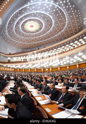 Pechino, Cina. 8 Mar, 2015. La seconda riunione plenaria della terza sessione della Cina il XII congresso nazionale del popolo (Anp) è tenuto presso la Grande Sala del Popolo di Pechino, capitale della Cina, 8 marzo 2015. © Xie Huanchi/Xinhua/Alamy Live News Foto Stock