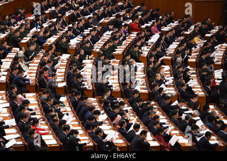 Pechino, Cina. 8 Mar, 2015. La seconda riunione plenaria della terza sessione della Cina il XII congresso nazionale del popolo (Anp) è tenuto presso la Grande Sala del Popolo di Pechino, capitale della Cina, 8 marzo 2015. © Gao Jie/Xinhua/Alamy Live News Foto Stock