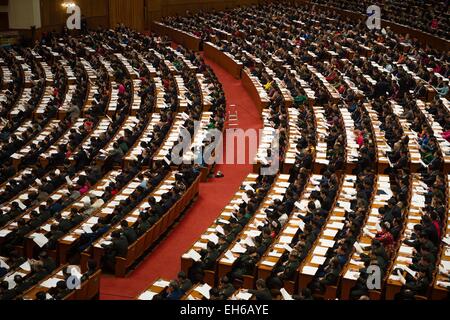 Pechino, Cina. 8 Mar, 2015. La seconda riunione plenaria della terza sessione della Cina il XII congresso nazionale del popolo (Anp) è tenuto presso la Grande Sala del Popolo di Pechino, capitale della Cina, 8 marzo 2015. © Li Xiang/Xinhua/Alamy Live News Foto Stock