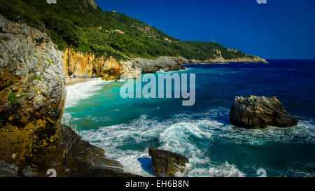 Mylopotamos beach, Pelion, Grecia. È vicino al villaggio di Tsagarada nella penisola di Pilio. È una delle spiagge più belle. Foto Stock