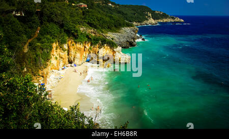 Mylopotamos beach, Pelion, Grecia. È vicino al villaggio di Tsagarada nella penisola di Pilio. È una delle spiagge più belle. Foto Stock