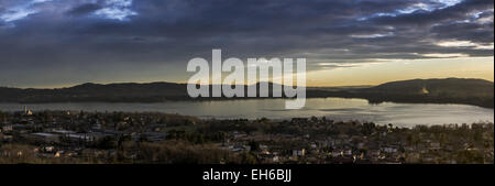 Tramonto sul lago di Varese in un pomeriggio invernale visto da di Comerio, Italia Foto Stock