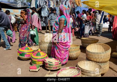 Fatte a mano tessuto cesti per la vendita in un villaggio settimanale mercato India Rajasthan Foto Stock