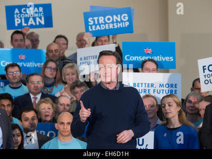 David Cameron,Primo Ministro,parla ai membri in un rally a Harrow West con il candidato parlamentare Hannah David Foto Stock