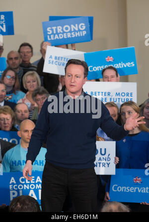 David Cameron,Primo Ministro,parla ai membri in un rally a Harrow West con il candidato parlamentare Hannah David Foto Stock