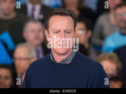 David Cameron,Primo Ministro,parla ai membri in un rally a Harrow West con il candidato parlamentare Hannah David Foto Stock
