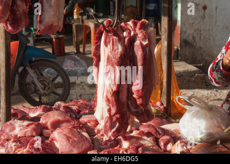 Una partita di carni fresche, appeso in un mercato di Phu Quoc, Vietnam Foto Stock