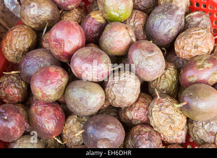 Un sacco di viola passione frutti, in un mercato di Phu Quoc, Vietnam Foto Stock