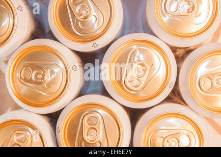 Un intero mazzo di oro e bianco di lattine di birra Foto Stock