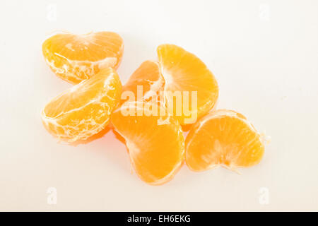 Arancio mandarino sezioni, isolati su sfondo bianco Foto Stock