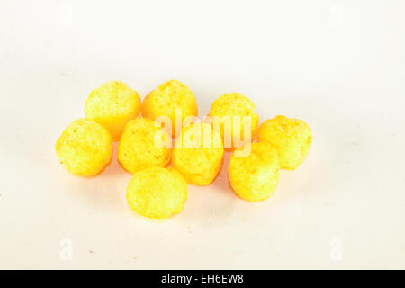 Giallo palline di formaggio, isolato su sfondo bianco Foto Stock