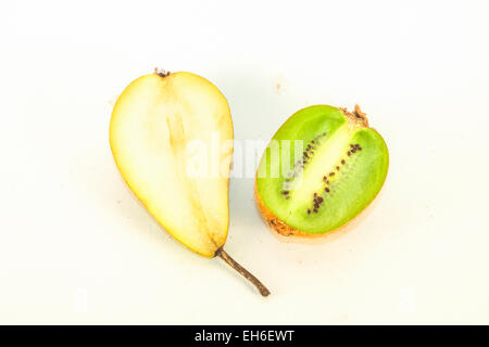 Pera e kiwi, isolato su bianco bckground Foto Stock