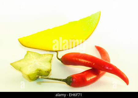 Mango, peperoncino e carambole, bianco su sfondo isolato Foto Stock