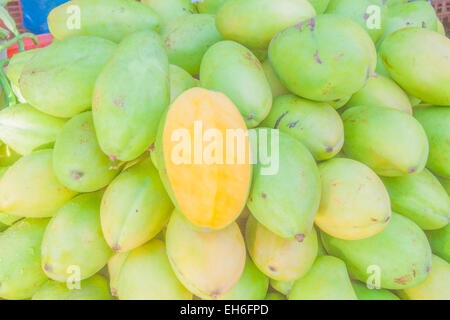 Un mucchio di green mango, in corrispondenza di un mercato Foto Stock