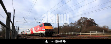 82200 treni del Virgin società operativa, 82 classe alta velocità del treno elettrico, East Coast Main Line Railway, Peterborough, Cambridge Foto Stock