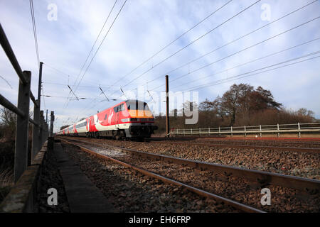 82200 treni del Virgin società operativa, 82 classe alta velocità del treno elettrico, East Coast Main Line Railway, Peterborough, Cambridge Foto Stock