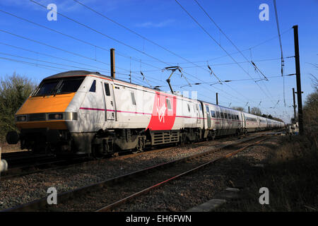 91119 treni del Virgin società operativa, 91 classe alta velocità del treno elettrico, East Coast Main Line Railway, Peterborough Foto Stock