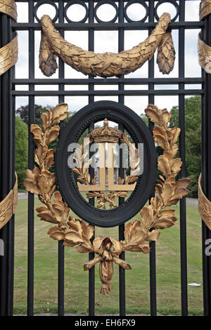 Emblema ornati sulle porte che conduce al castello di Laeken/Palazzo Reale di Laeken, a Bruxelles, in Belgio. Foto Stock