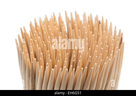 Primo piano della pila di stuzzicadenti di legno o un cocktail di bastoni, isolati su sfondo bianco Foto Stock