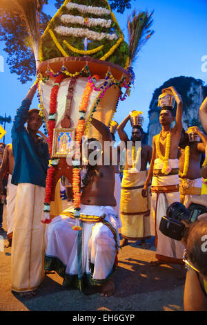 Pellegrini indù che trasportano kavaldi appoggiata a Batu tempio nella grotta, Kuala Lumpur in Malesia durante Thaipusam festival il 3 febbraio 2015. Foto Stock