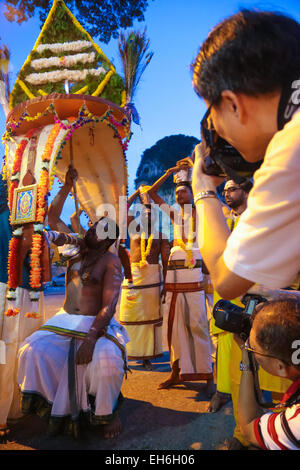 Pellegrini indù che trasportano kavaldi appoggiata a Batu tempio nella grotta, Kuala Lumpur in Malesia durante Thaipusam festival il 3 febbraio 2015. Foto Stock