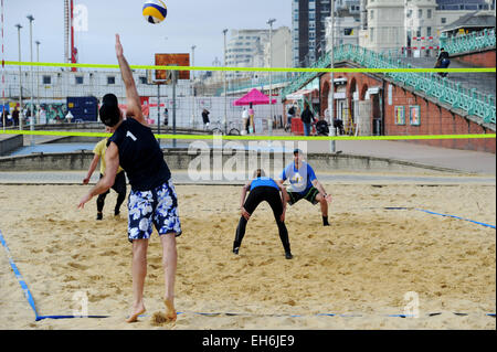 Brighton, Regno Unito. 8 Marzo, 2015. I giocatori di beach volley sul lungomare di Brighton godetevi la calda Primavera tempo di questo fine settimana Foto Stock