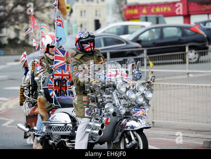 Brighton, Regno Unito. 8 Marzo, 2015. Mods sui loro scooter hit Brighton Seafront come essi godere della calda Primavera tempo di questo fine settimana Foto Stock