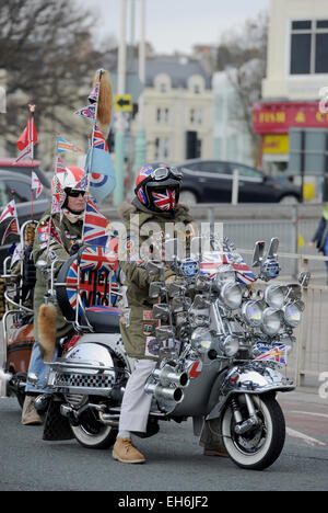 Brighton, Regno Unito. 8 Marzo, 2015. Mods sui loro scooter hit Brighton Seafront come essi godere della calda Primavera tempo di questo fine settimana Foto Stock