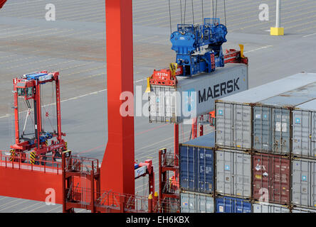 Wilhelmshaven, Germania. 7 Mar, 2015. Il più grande del mondo container 'MSC Oscar' è scaricato al molo di JadeWeserPort in Wilhelmshaven, Germania, 7 marzo 2015. La 395, lungo 4 metri e 59 metri di larghezza nave carichi fino a 19 000 contenitori e prevede le fermate presso l'unico in Germania deep-porto di mare. Foto: INGO WAGNER/dpa/Alamy Live News Foto Stock