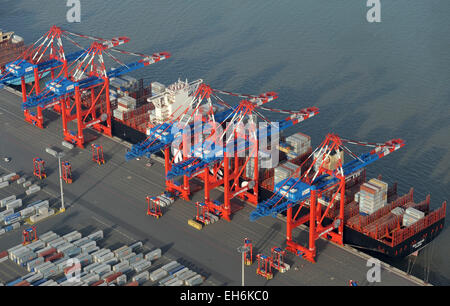 Wilhelmshaven, Germania. 7 Mar, 2015. Il più grande del mondo container 'MSC Oscar' è scaricato al molo di JadeWeserPort in Wilhelmshaven, Germania, 7 marzo 2015. La 395, lungo 4 metri e 59 metri di larghezza nave carichi fino a 19 000 contenitori e prevede le fermate presso l'unico in Germania deep-porto di mare. Foto: INGO WAGNER/dpa/Alamy Live News Foto Stock