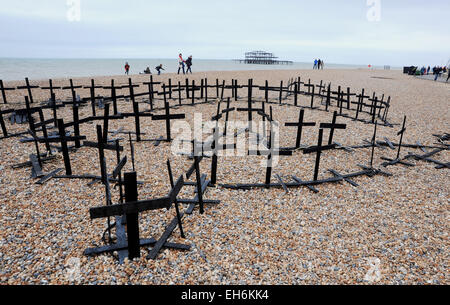 Brighton, Regno Unito. 8 Marzo, 2015. Il mondo dei cetacei balena Alliance cimitero in costruzione sulla spiaggia di Brighton per evidenziare la sorte delle balene nel mondo di oggi è parte di questo anni WhaleFest che sta prendendo parte a Brighton questa settimana ed è il più grande del mondo di balene e delfini di credito del Festival: Simon Dack/Alamy Live News Foto Stock