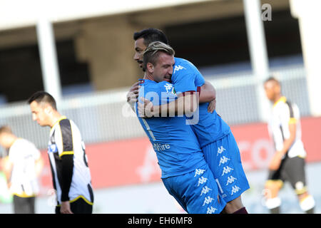 Udine, Italia. 8 Marzo, 2015. Di Torino in avanti Fabio Quagliarella (R) festeggia dopo aver segnato obiettivo 1 - 1 con la Torino di avanti Maxi Lopez durante il campionato italiano di una partita di calcio tra Udinese e Torino domenica 08 marzo 2015 in Friuli Stadium. Credito: Andrea Spinelli/Alamy Live News Foto Stock